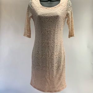 Peachy lace lady’s dress with cross back in size M brand new with no tags